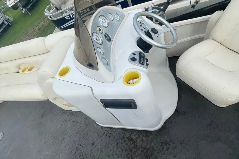 Slide: The Image of 2006 Starcraft Elite 226 boat console with steering wheel and gauges. - 8
