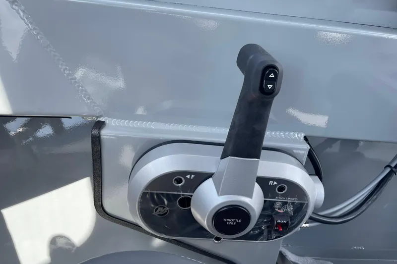Slide: The Image of Throttle control lever on a 2026 Hewescraft 180 Sportsman boat. - 13
