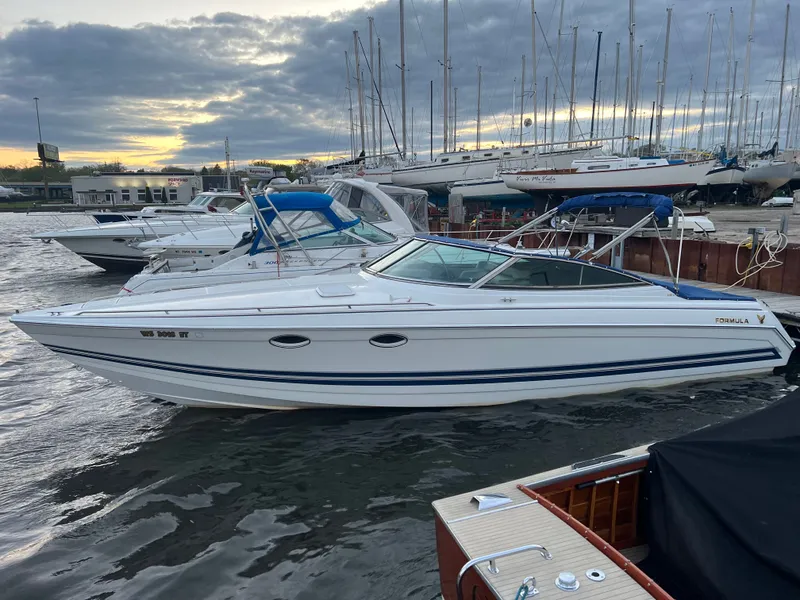 The Image of Formula 330 Sun Sport 1999 - 0