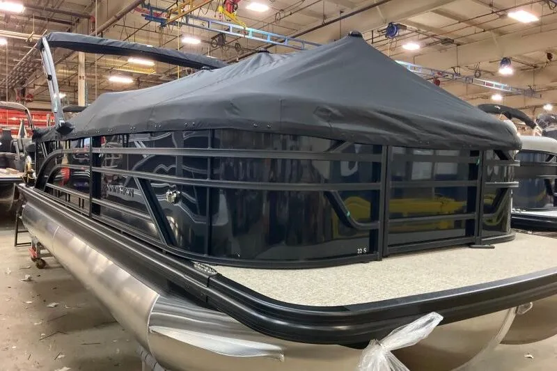 Slide: The Image of 2026 Bennington 22 SSRSE boat seat, beige upholstery, elegant design. - 17