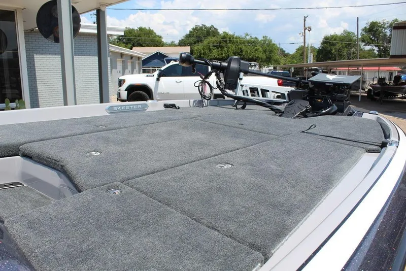 Slide: The Image of 2026 Skeeter FXR20 FLEX boat deck with carpeted surface and trolling motor. - 15