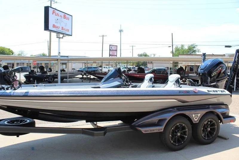 Slide: The Image of 2026 Skeeter FXR20 FLEX boat on trailer at dealership, Fun-N-Sun Boat Sales. - 5