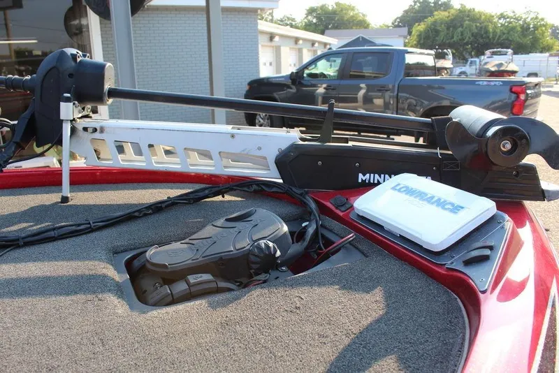 Slide: The Image of 2016 Skeeter ZX250 boat with Minn Kota trolling motor and Lowrance electronics. - 15