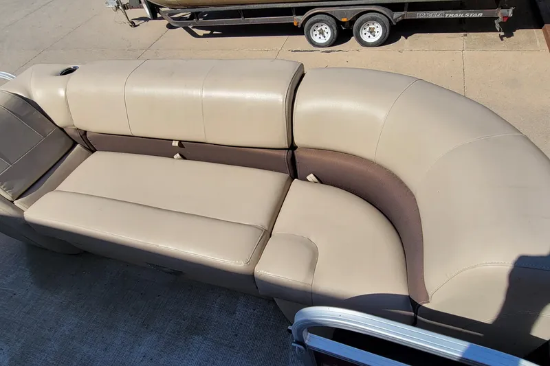 Slide: The Image of 2019 Sun Tracker Party Barge 24 DLX with Mercury outboard motor. - 14