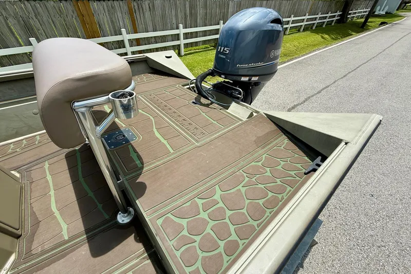 Slide: The Image of 2021 Alumacraft 2072 All Weld MV CC boat with Yamaha outboard motor, brown deck. - 7