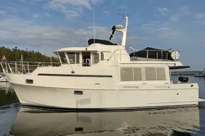 Slide: The Image of 2001 Ocean Alexander Classico yacht on calm water under a blue sky. - 4
