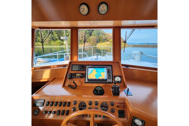Slide: The Image of Pilothouse of 2001 Ocean Alexander Classico yacht with navigation equipment and scenic view. - 41