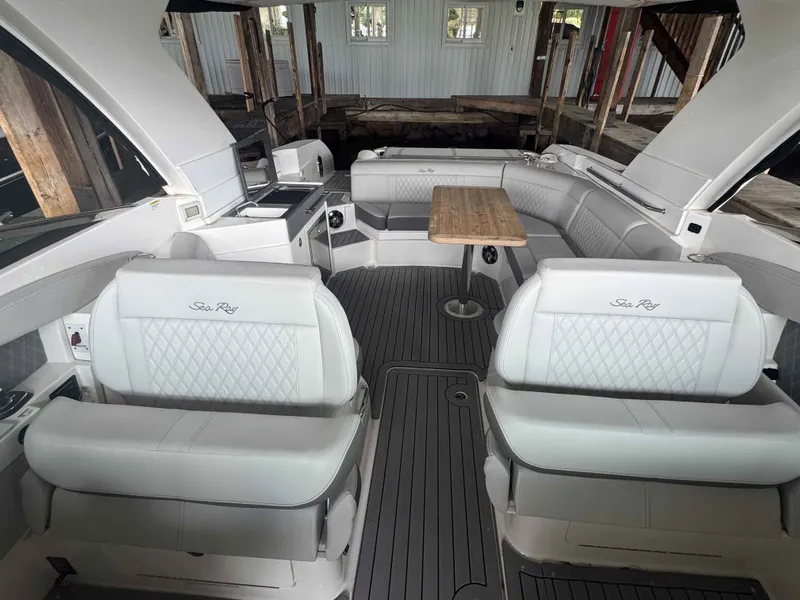 Slide: The Image of Sea Ray 350 SLX 2020 - 10