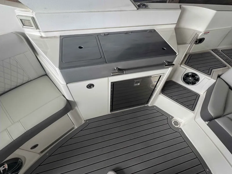 Slide: The Image of Sea Ray 350 SLX 2020 - 13