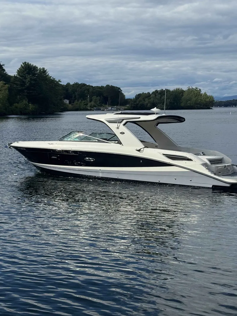 Slide: The Image of Sea Ray 350 SLX 2020 - 3
