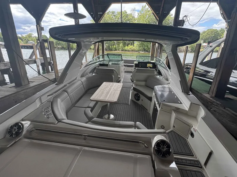 Slide: The Image of Sea Ray 350 SLX 2020 - 7