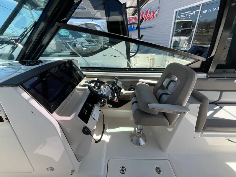Slide: The Image of Boston Whaler 330 Vantage 2026 - 22