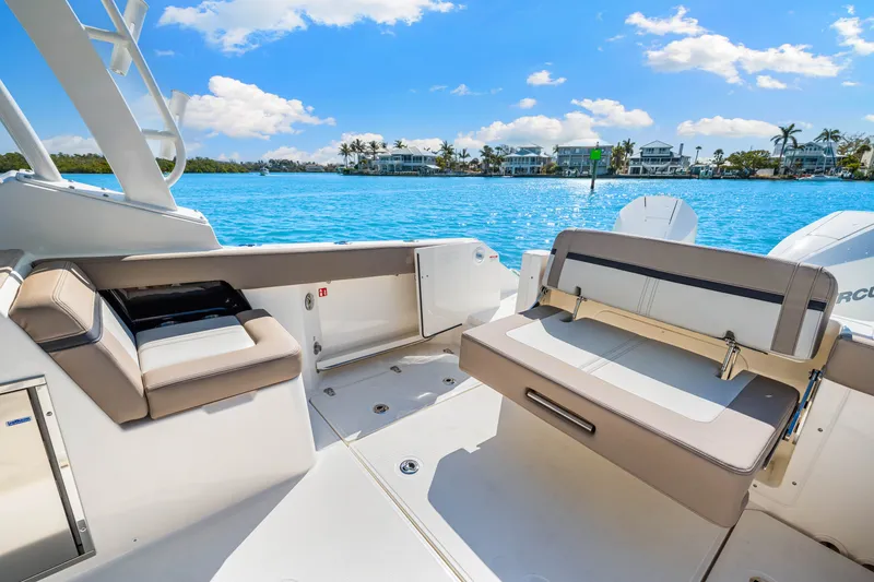 Slide: The Image of Boston Whaler 280 Vantage 2026 - 9
