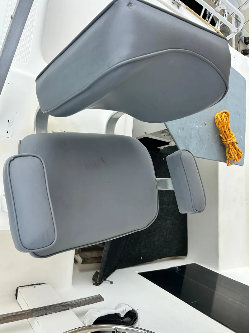 Slide: The Image of Captain's chair on a 2004 Endeavour Catamaran Victory with a yellow rope nearby. - 38