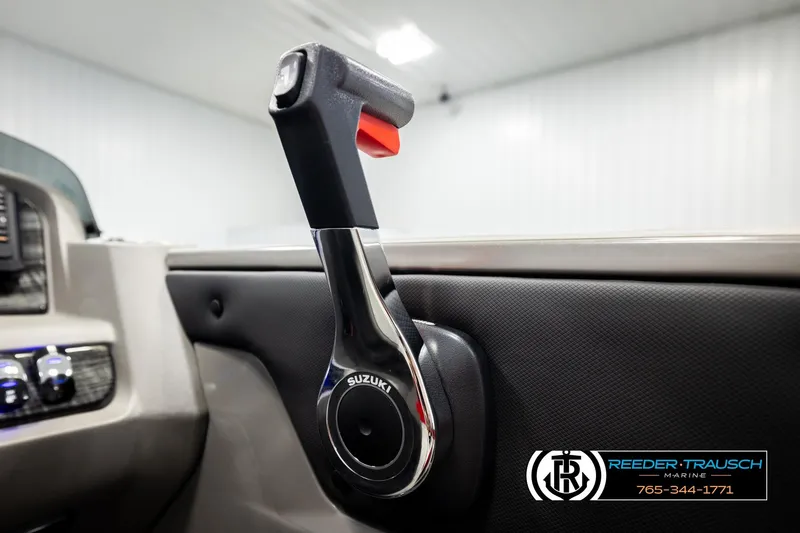 Slide: The Image of Throttle control lever in 2026 Avalon LSZ VRB boat interior, featuring Suzuki branding. - 41