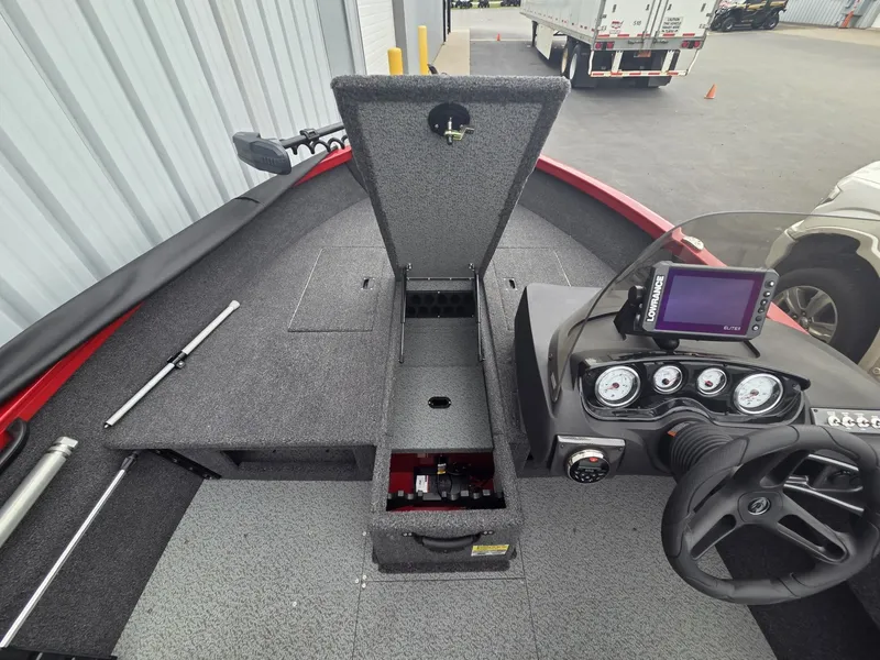 Slide: The Image of Crestliner 1650 Hawk 2026 - 15