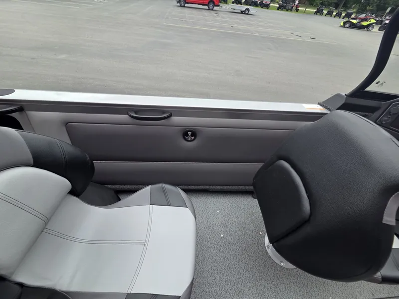 Slide: The Image of Crestliner 1850 Sportfish 2026 - 17