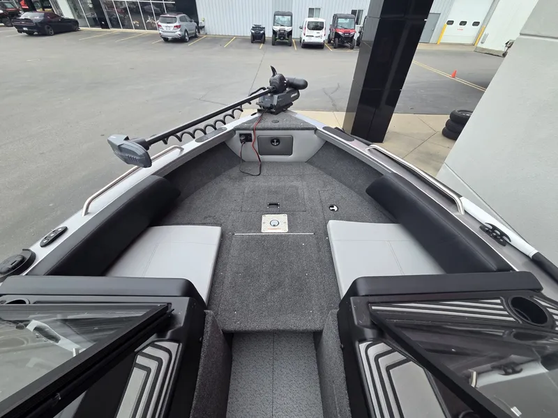 Slide: The Image of Crestliner 1850 Sportfish 2026 - 8