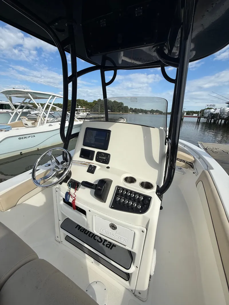 Slide: The Image of NauticStar 22 XS Offshore 2019 - 11