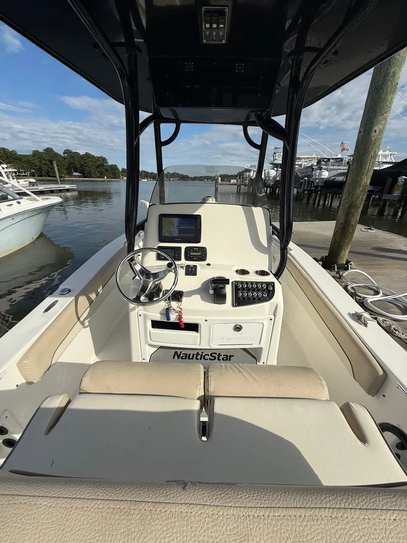 Slide: The Image of NauticStar 22 XS Offshore 2019 - 16