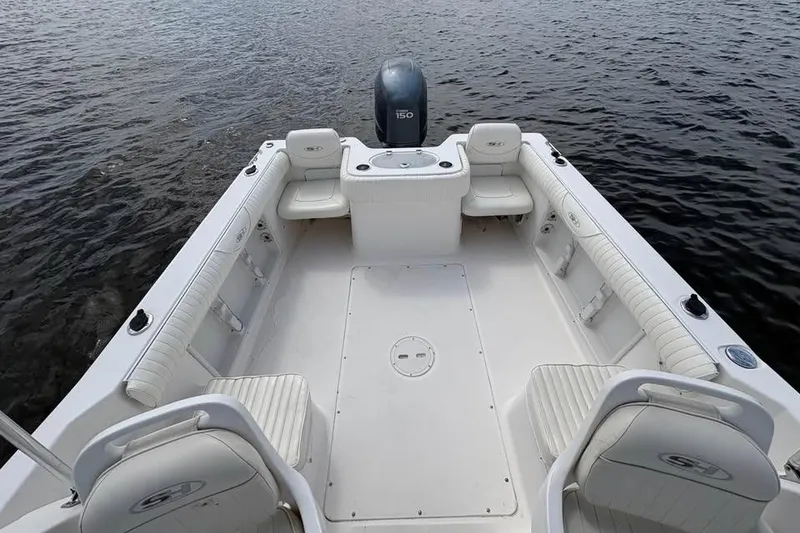 Slide: The Image of 2007 Seahunt VICTORY 225 boat interior with seating, on calm water. - 14