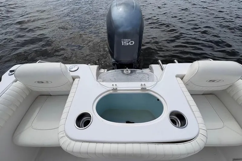 Slide: The Image of 2007 Seahunt VICTORY 225 boat interior with Yamaha 150 engine on water. - 15
