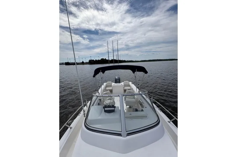 Slide: The Image of 2007 Seahunt VICTORY 225 boat on calm water under cloudy sky. - 9