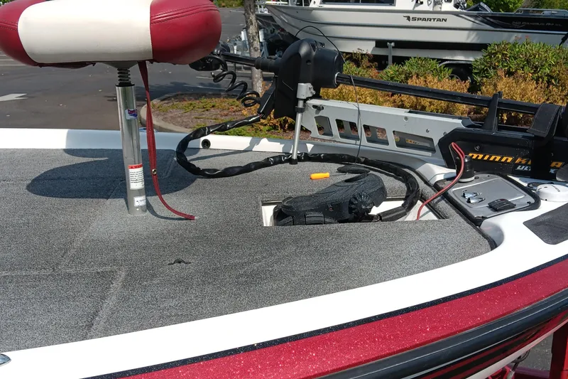 Slide: The Image of 2009 Skeeter ZX190 boat deck with Minn Kota trolling motor and red seat. - 4