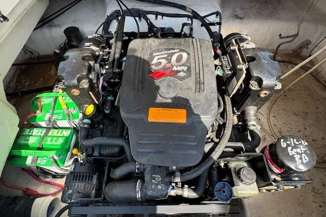 Slide: The Image of 2008 Chaparral Sunesta 224 engine, MerCruiser 5.0 MPI, detailed view. - 20
