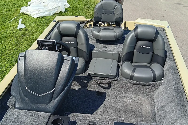 Slide: The Image of Tracker Pro Team 175 2026 - 12