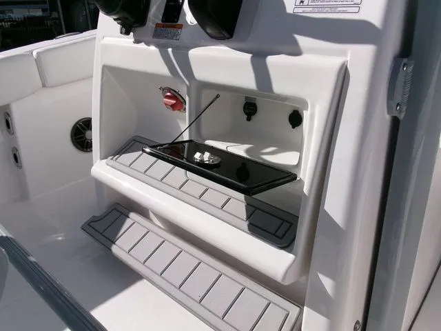 Slide: The Image of Sea Fox 228 Commander 2025 - 22