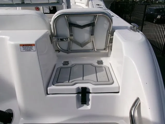 Slide: The Image of Sea Fox 228 Commander 2025 - 33