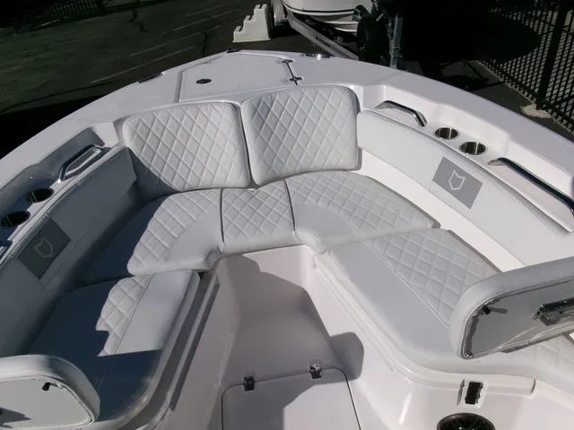 Slide: The Image of Sea Fox 228 Commander 2025 - 8