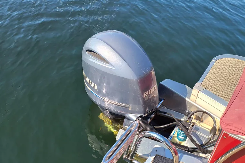 Slide: The Image of Outboard motor on 2022 Avalon Catalina Quad Lounge 25 pontoon boat in water. - 3
