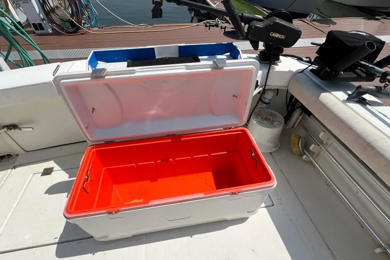 Slide: The Image of Open cooler on 2001 Rampage Express 30 Open boat deck, ready for use. - 16