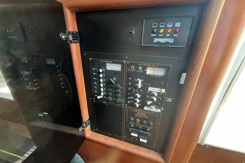 Slide: The Image of Electrical control panel on a 2001 Rampage Express 30 Open boat. - 44