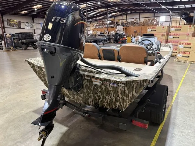 Slide: The Image of Avid Rogue 18 SC W/Yamaha 115 "SHO" 2026 - 4