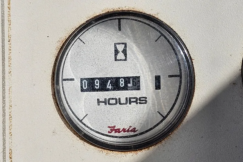 Slide: The Image of Hour meter showing 948.5 hours on a 1995 Cruisers Yachts 3775 Esprit. - 34