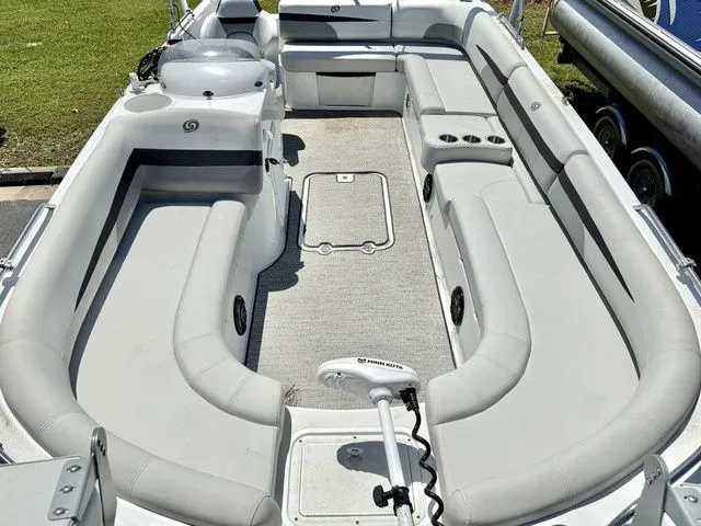 Slide: The Image of Hurricane SunDeck Sport 201 OB 2023 - 3