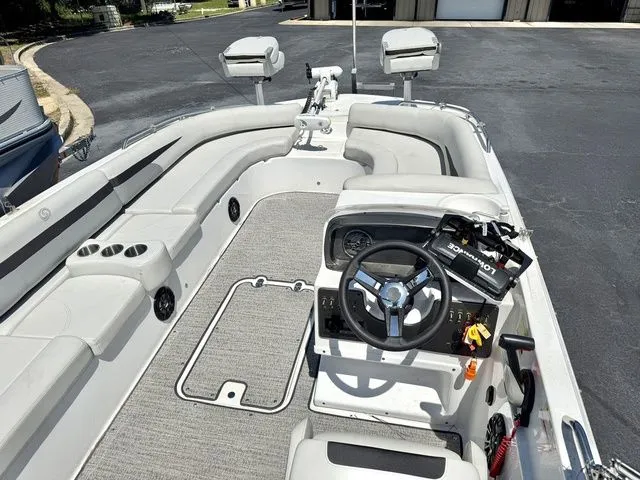 Slide: The Image of Hurricane SunDeck Sport 201 OB 2023 - 4