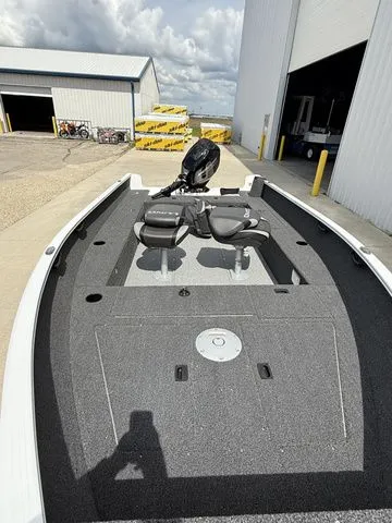 Slide: The Image of Lund 1650 Rebel XL Tiller 2026 - 7