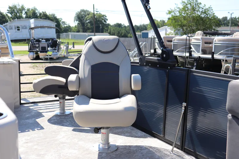 Slide: The Image of 2025 Flagship Discover 22 RF boat seat, luxurious design, outdoor setting. - 5