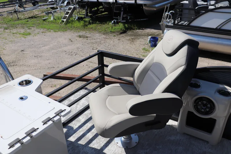 Slide: The Image of Luxurious seating on 2025 Flagship Discover 22 RF boat, featuring modern design and comfort. - 8