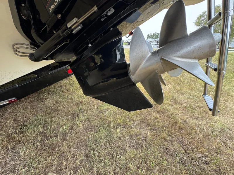 Slide: The Image of Propeller of 2022 Sea Ray SLX 310 boat on grassy surface. - 20