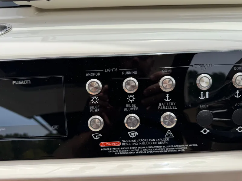 Slide: The Image of Sea Ray SLX 310 2022 - 52