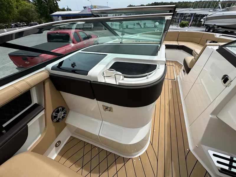 Slide: The Image of Sea Ray SLX 310 2022 - 65