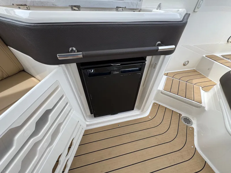 Slide: The Image of Sea Ray SLX 310 2022 - 69