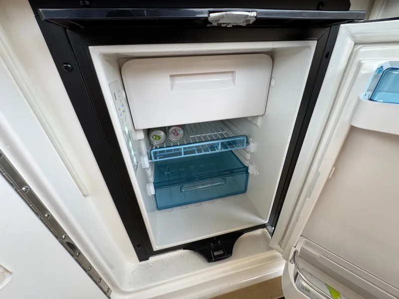 Slide: The Image of Sea Ray SLX 310 2022 - 70