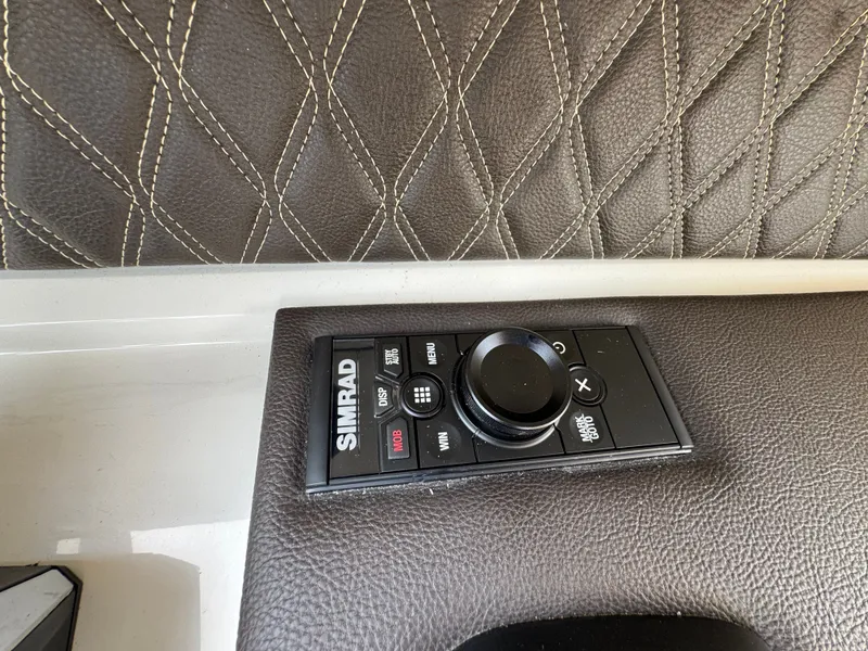 Slide: The Image of Sea Ray SLX 310 2022 - 89