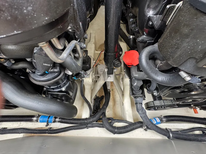 Slide: The Image of Sea Ray SLX 310 2022 - 97